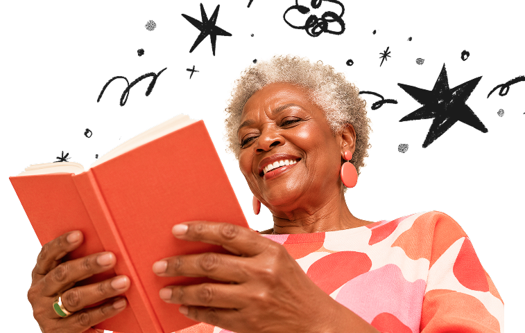 Leitora apreciando livro na Educação de Jovens e Adultos